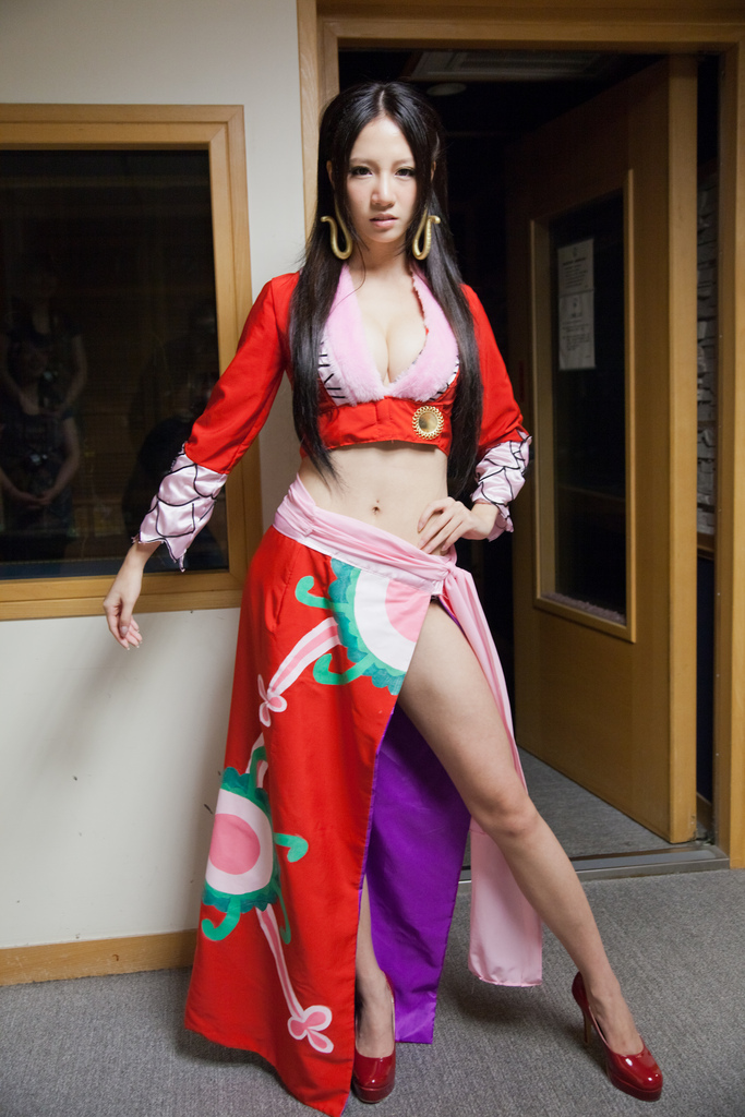 one_piece_boa_hancock_cosplay_by_sunny_lin_001.jpg